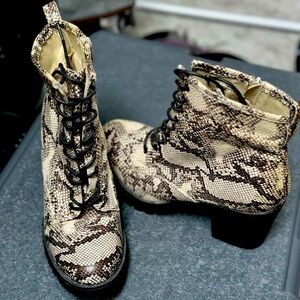 Zigisoho white snakeskin combat boots. Size 10